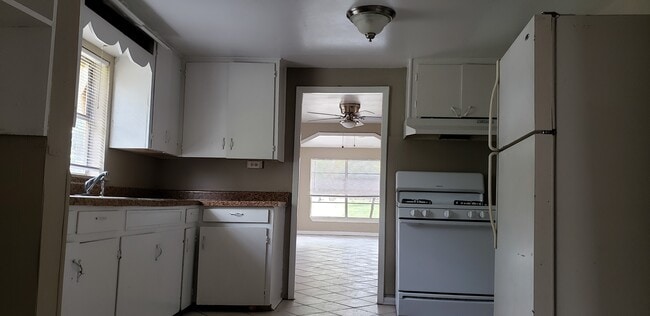 Kitchen - 901 N Hamlett St House