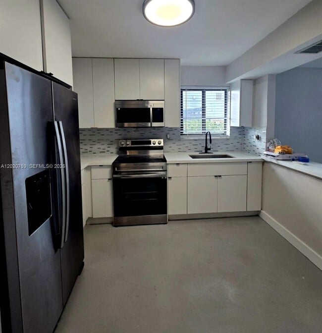 Photo - 490 NE 170th St