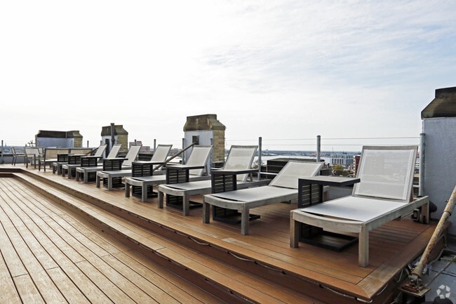 Rooftop Sundeck - Wainwright