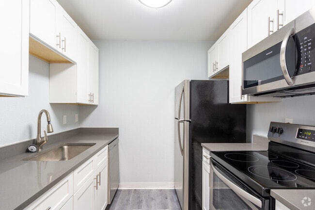 1 BR, 1 BA 588 SF