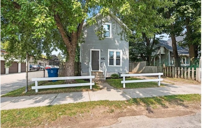 Building Photo - For Rent: Cozy and Adorable 2-Bedroom / 1-... Rental