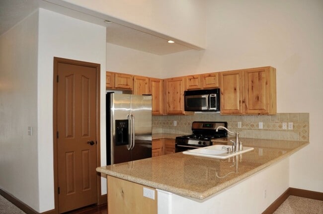 Photo - 3 bed 2.5 bath Townhome with A/C & gas fireplace