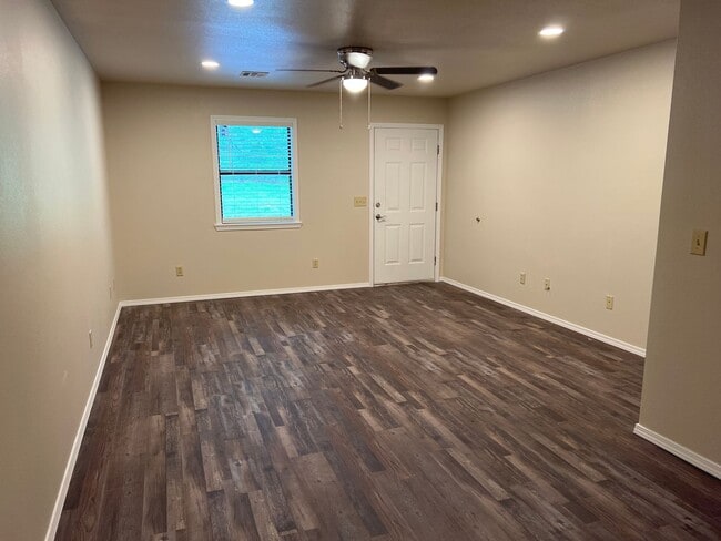 608 E Rolling Hills Dr Unidad C