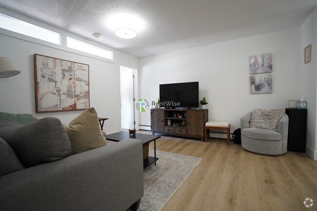 Building Photo - 741 E 6th St Rental