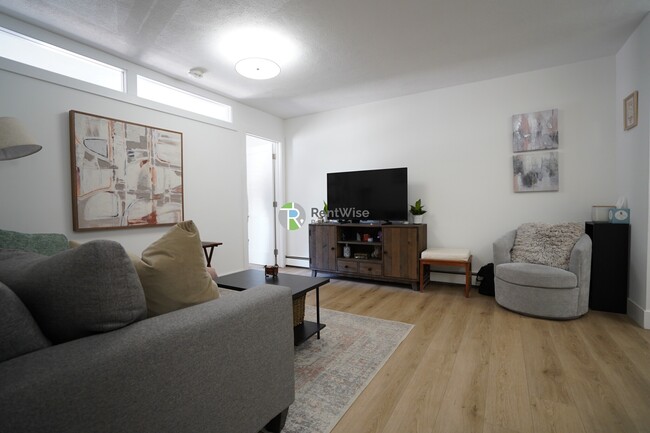 Photo - 741 E 6th St Apartamento Unidad 18