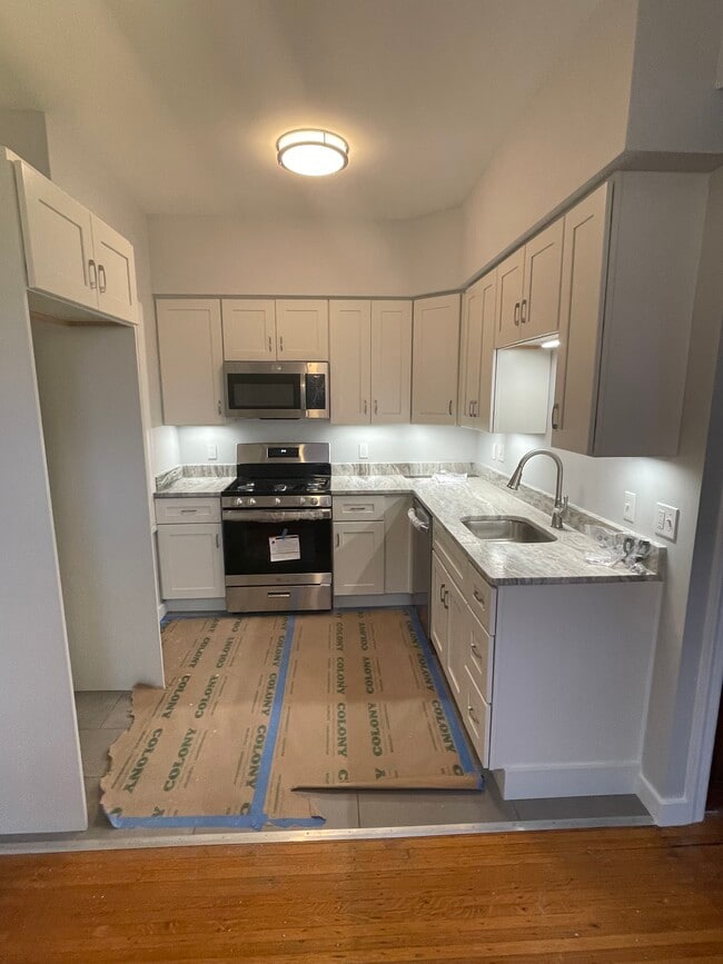 Kitchen - 383 Orange St Apartments