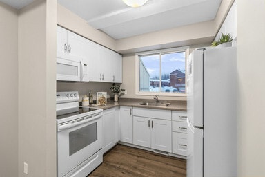 Building Photo - Village Green Court