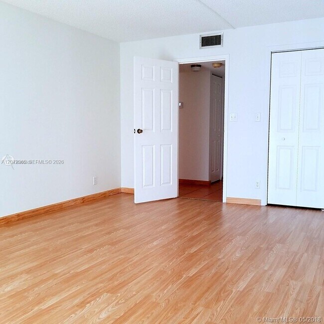 Photo - 1000 Parkview Dr Unit 216