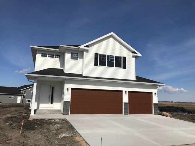 Building Photo - 4 Bed 2.5 Bath Single Family Home