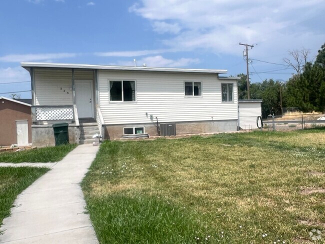 Building Photo - Renovated 2 Bedroom House with Huge Yard