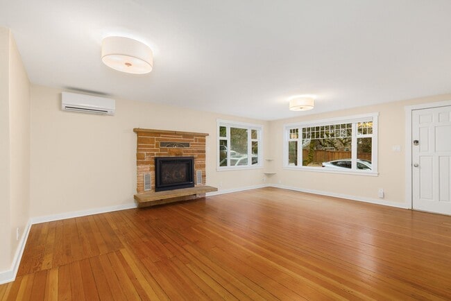Photo - Greenlake Charming 3 Bedroom 1.75 Bath Huge Finished Family Room & Unfinished Basement