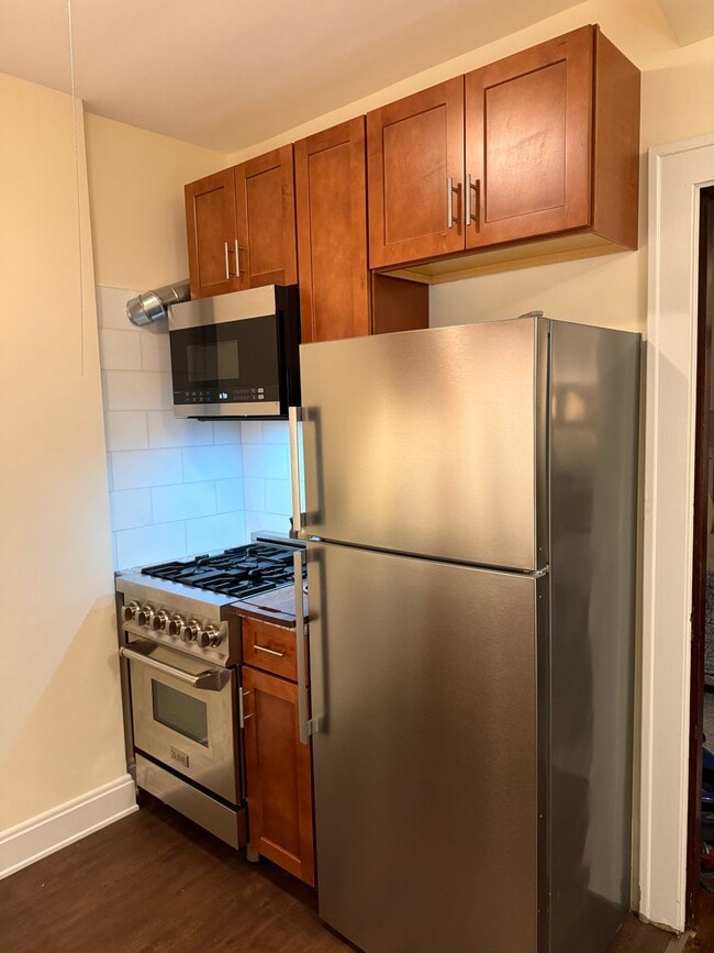 Kitchen - 6322 Hamilton Ave Unit Apt 3