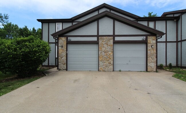 Building Photo - Fully Remodeled 2 Bedroom 1.5 Bath Duplex In Olathe