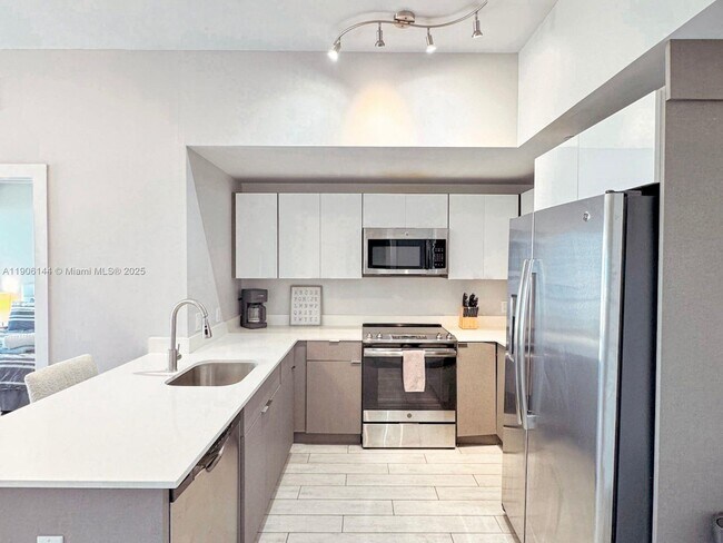 Photo - 321 NE 26th St Unidad 810