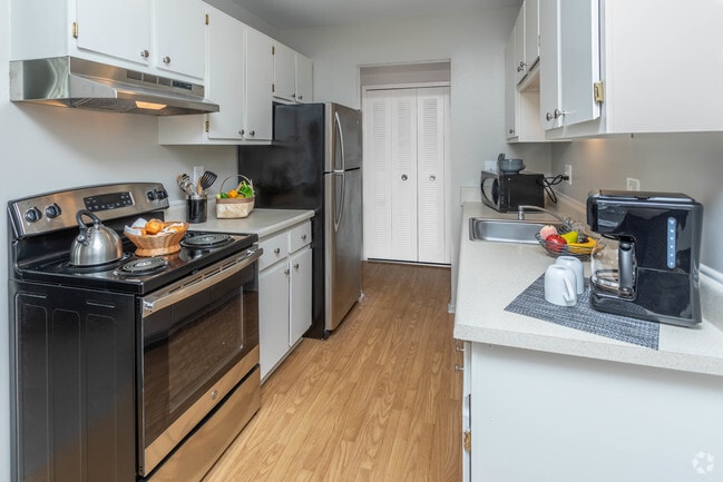1BR, 1BA - 836 SF