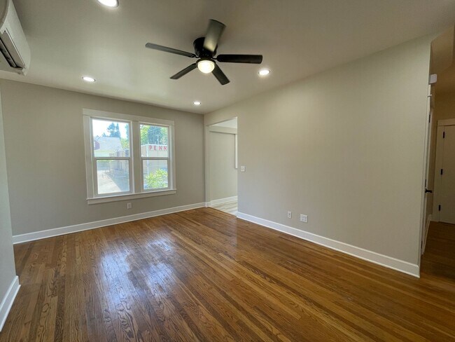 Photo - Beautiful Newly Remodeled Unit in Buckman with Washer/Dryer, A/C Unidad 2