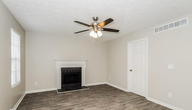 Photo - 709 Taylor Ct NE