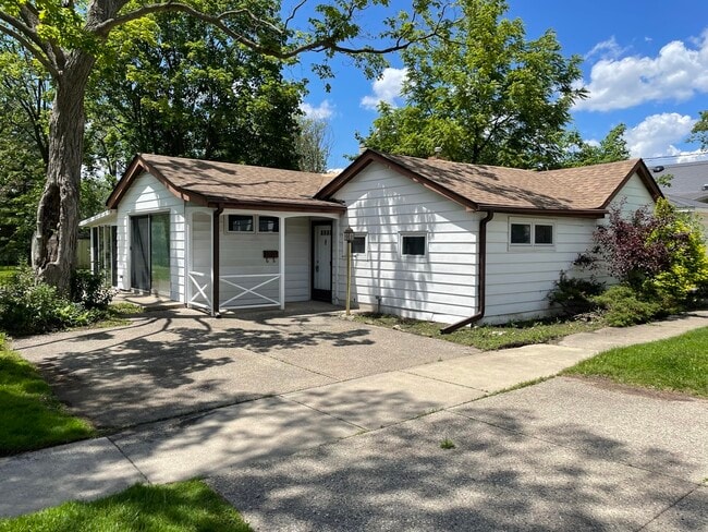 Photo - 1142 Broadmoor Pl House