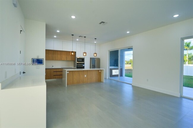 Photo - 5 SW 26th Pl