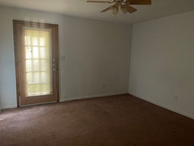 Building Photo - Newly renovated 1 bed 1 bath Townhouse