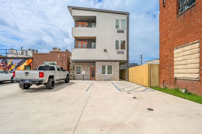 Photo - 623 E Main St