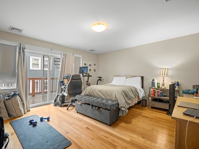 Photo - 157 W Sixth St
