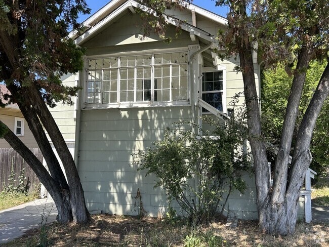 Building Photo - 3 Bedroom, 1 Bath Home in Great Location