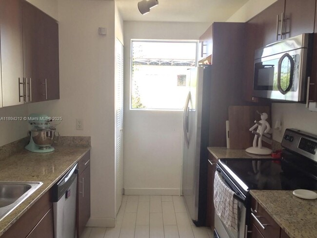 Photo - 7400 NE 6th Ct Unidad 7400