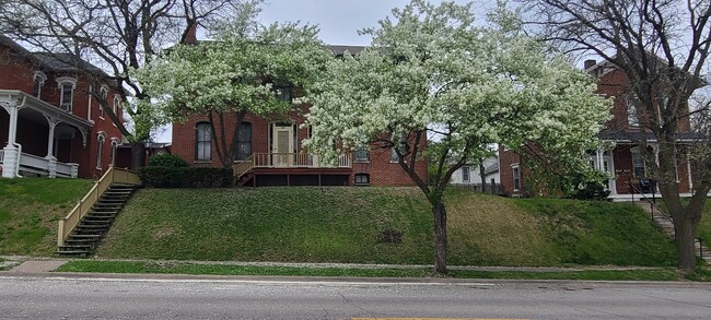Building Photo - 207 W 3rd St Rental