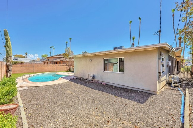 Photo - 3820 Grandview: Spacious 4-bedroom, 2-bath home with large bedrooms and no carpet