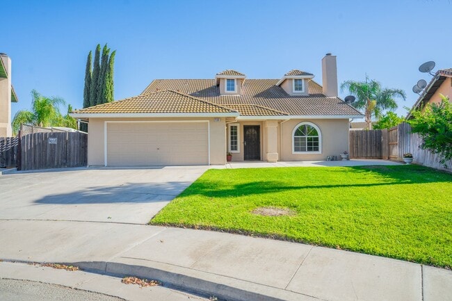 Photo - BEAUTIFUL 4 BEDROOM HOME WITH SWIMMING POOL!