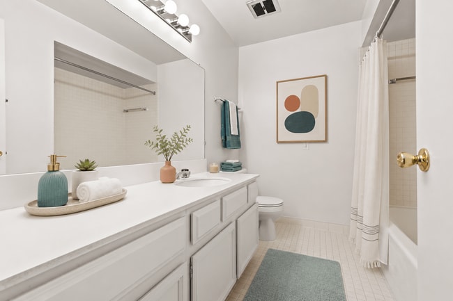 Legacy Place Apartments - Southfield, MI