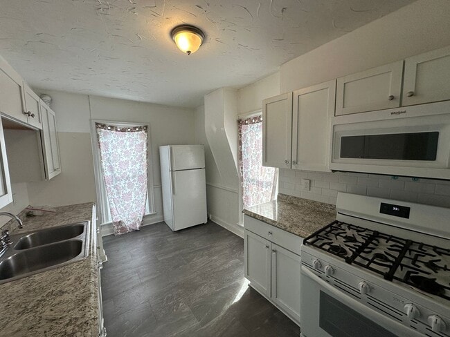 Building Photo - 190 Young St