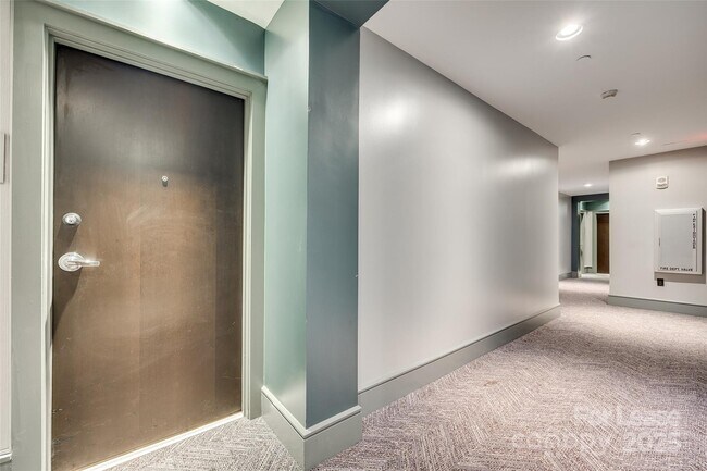 Photo - 333 W Trade St Unidad 1802