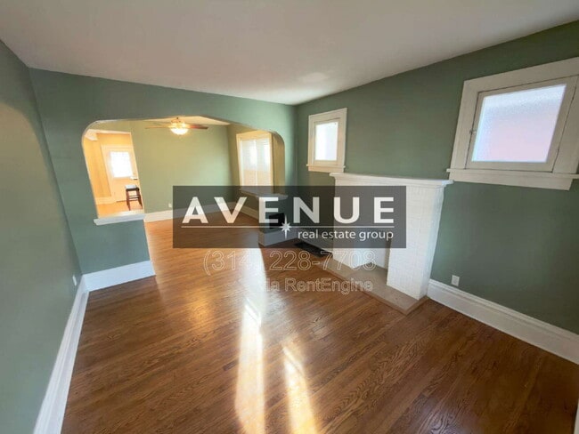 Photo - 4938 Walsh St