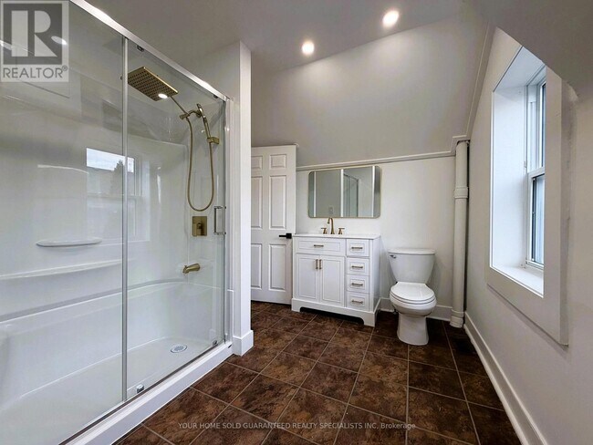 Photo - 98 Wellington St E