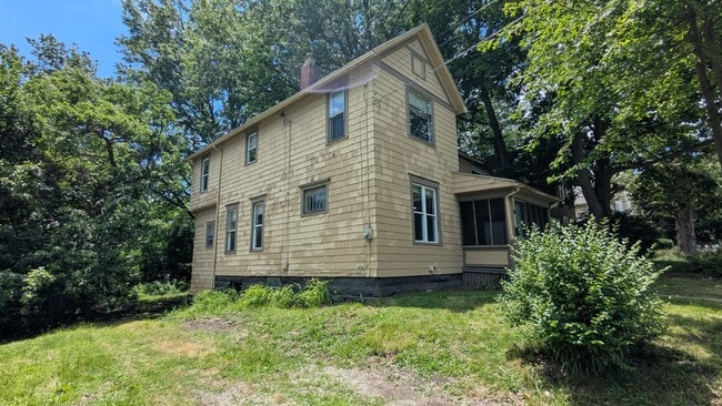 Photo - Spacious 4-bedroom, 2-bath home in Akron