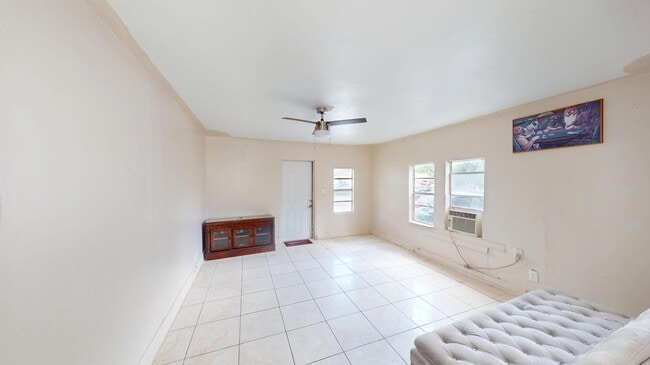 Photo - 718 S B St