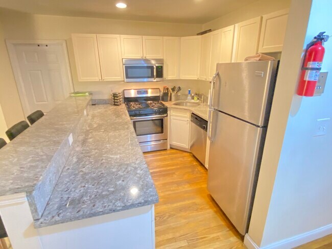 Building Photo - 65 Egmont St Unit 4 Rental