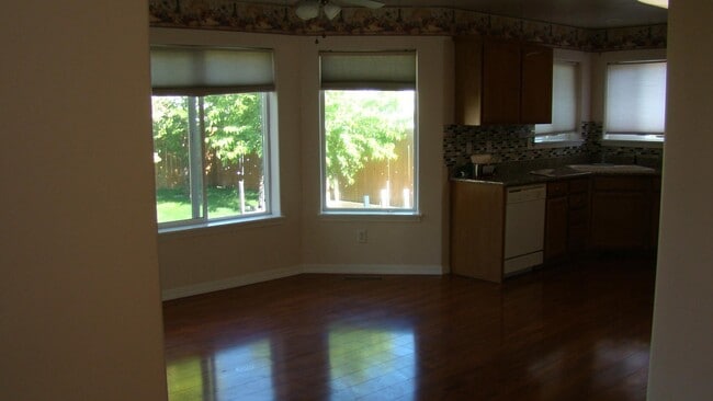 Photo - 1507 Anny Dr W