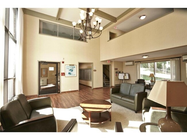 Building Photo - 1601 N Innsbruck Dr Unit 319