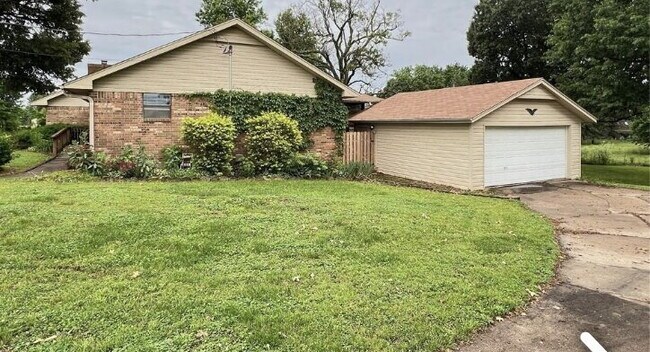 "Charming 3-Bedroom Haven with 2 Baths and 2350 Sq. Ft. of Spacious Living in Springdale!"