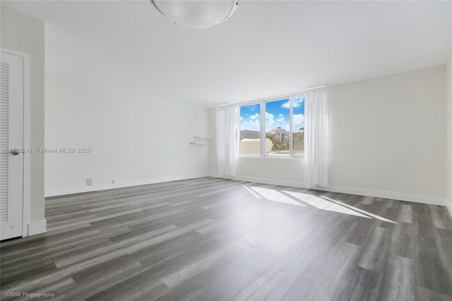 Building Photo - 1000 West Ave Unit 203