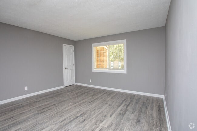 2BR, 1BA - 900SF
