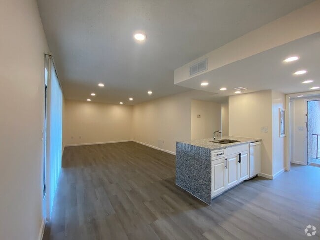 Building Photo - NEWLY RENOVATED 2 BED 2 BATH CONDO NEAR UC...