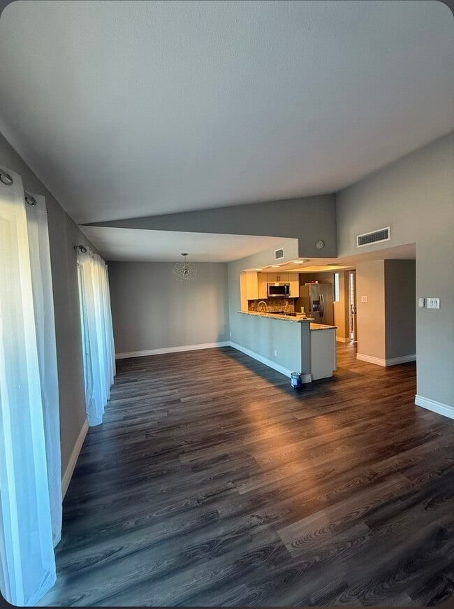 Building Photo - 4444 Victory Dr Unit 1106