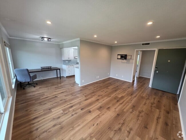 Building Photo - UPPER 1BD/1BA CONDO WITH GARAGE AND COMMON... Unit 4