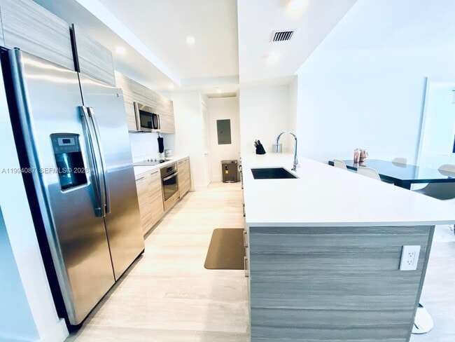 Photo - 121 NE 34th St Unidad 807