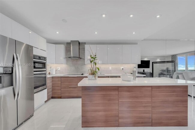 Building Photo - 2301 Collins Ave Unit 810