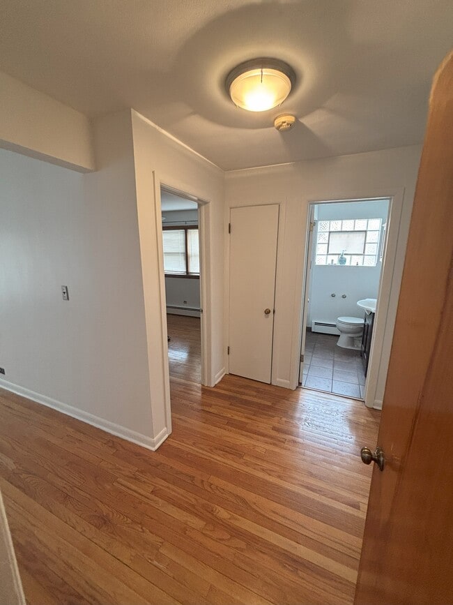 Pasillo desde la puerta lateral - 1125 Bohland Ave Unidad 1